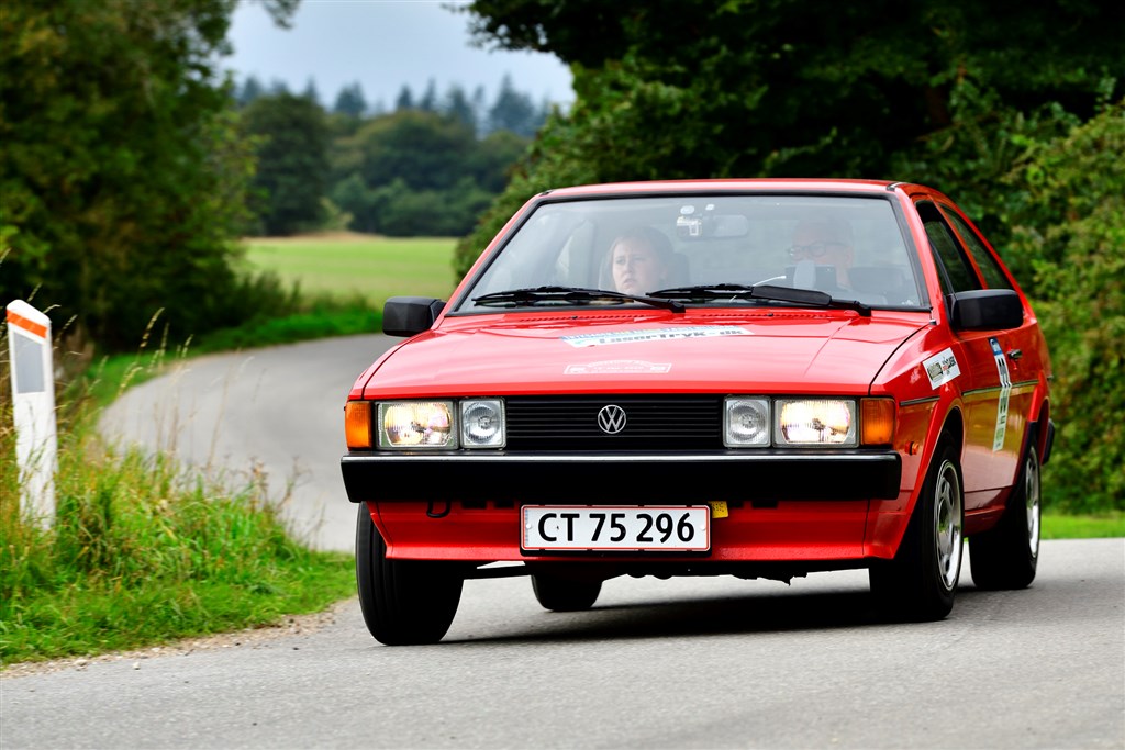 Torben Weber Andersen og Emilie Weber Wellendorf kørte deres VW Scirocco GTI fra 1985 til en klar sejr i Oresund Rally. Her tager de et skarpt sving ved Borup Huse.
